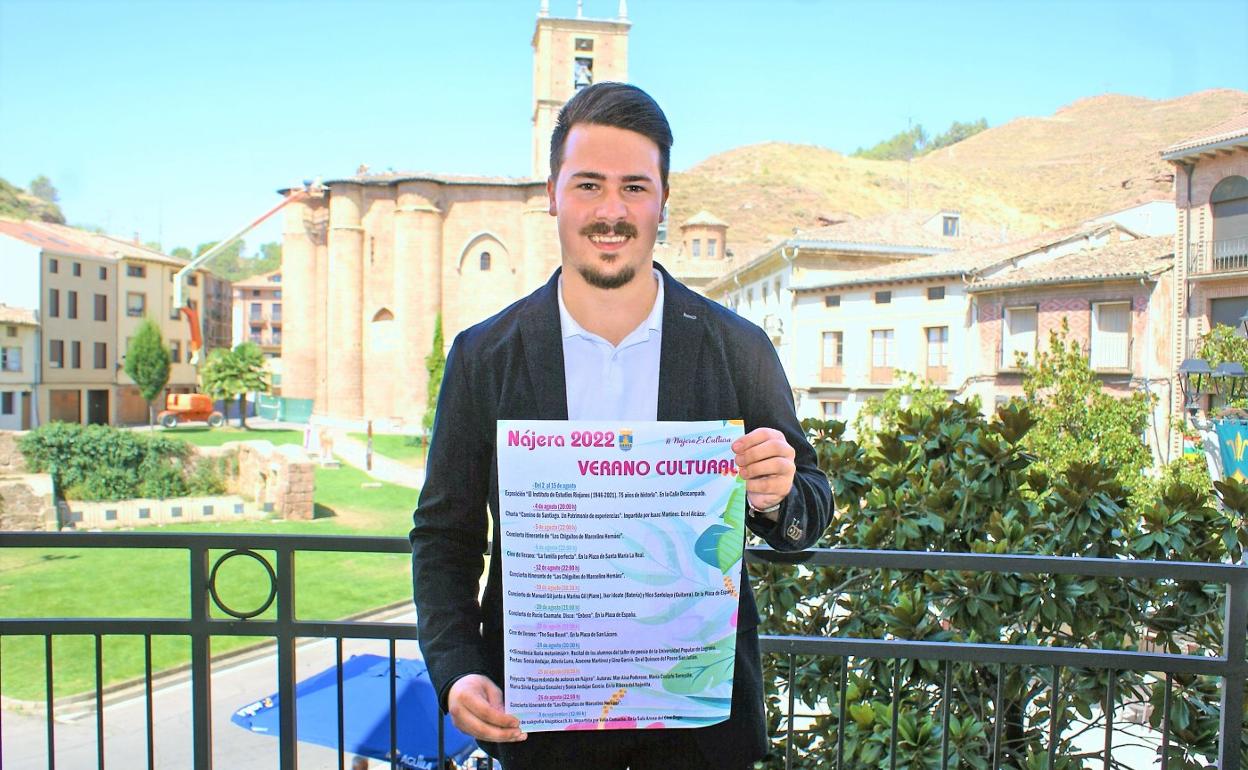 Manzanares, con el cartel y el monasterio al fondo. 