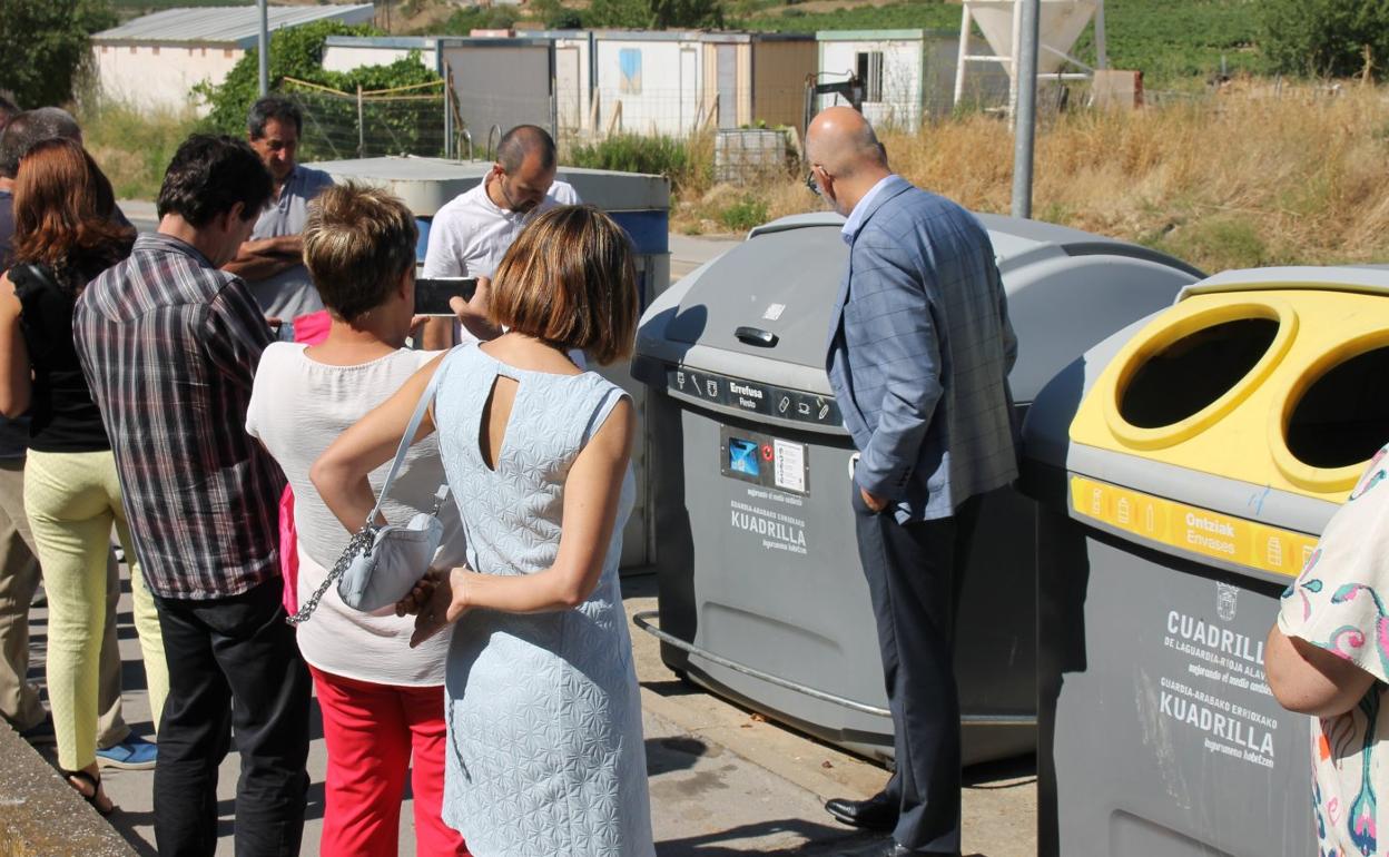 Representantes políticos acuden a ver el proyecto piloto en Elciego. 