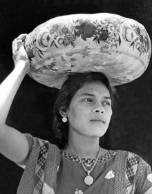 Imagen secundaria 2 - Tina Modotti como María de la Guarda en la película 'The tiger's coat' fotografiada por Johan Hagemeyer; 'Comité de la Organización de los pioneros del Partido Comunista de México', 1928; Mujer con Jicara en la cabeza', 1929, Juchitán, Oaxaca. 