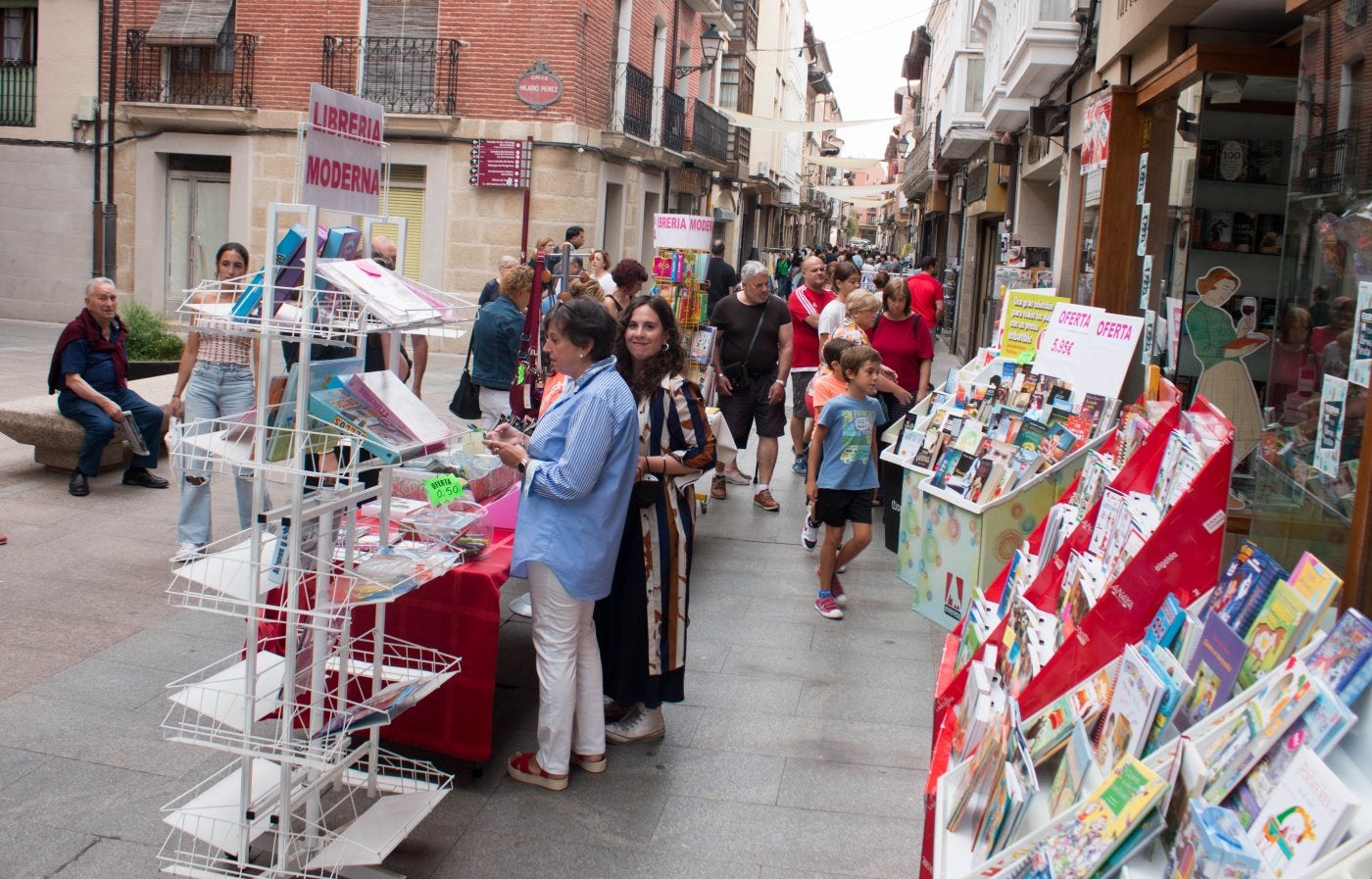 La calle Pinar, en la que se encuentran varios de los comercios participantes en la feria, ayer. 