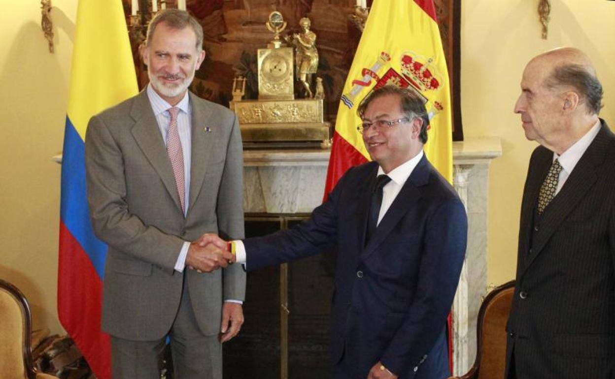 El rey, Felipe VI, saluda al presidente electo de Colombia, Gustavo Petro