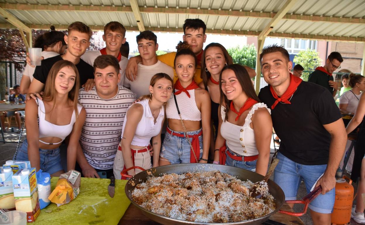 Una cuadrilla participante en la convivencia de paella en Quel. 