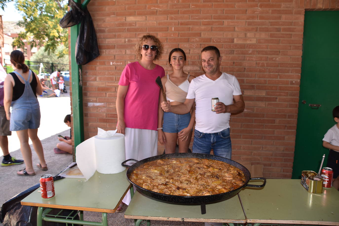 Fotos: Las cuadrillas de Quel se reúnen para comer paella