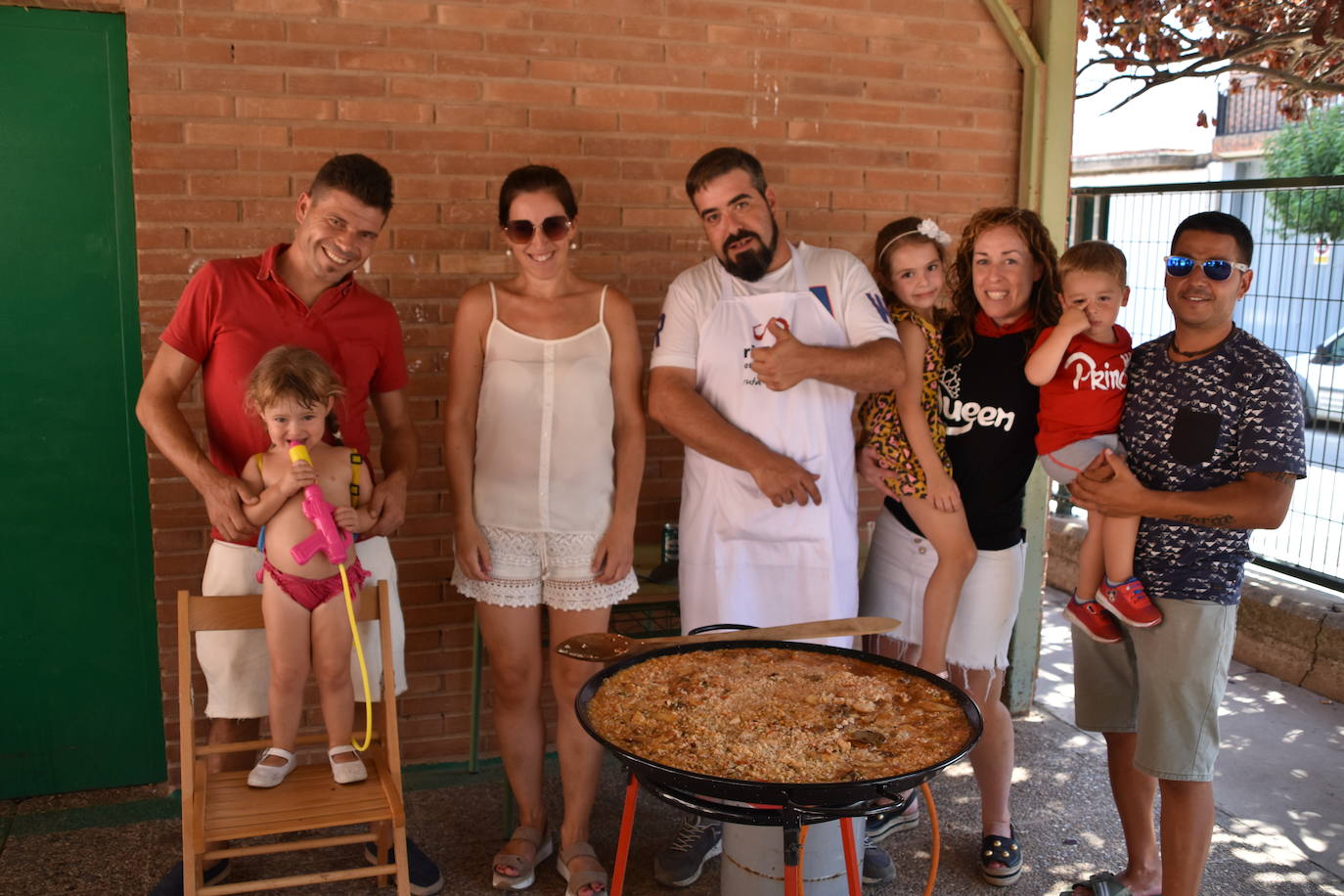 Fotos: Las cuadrillas de Quel se reúnen para comer paella