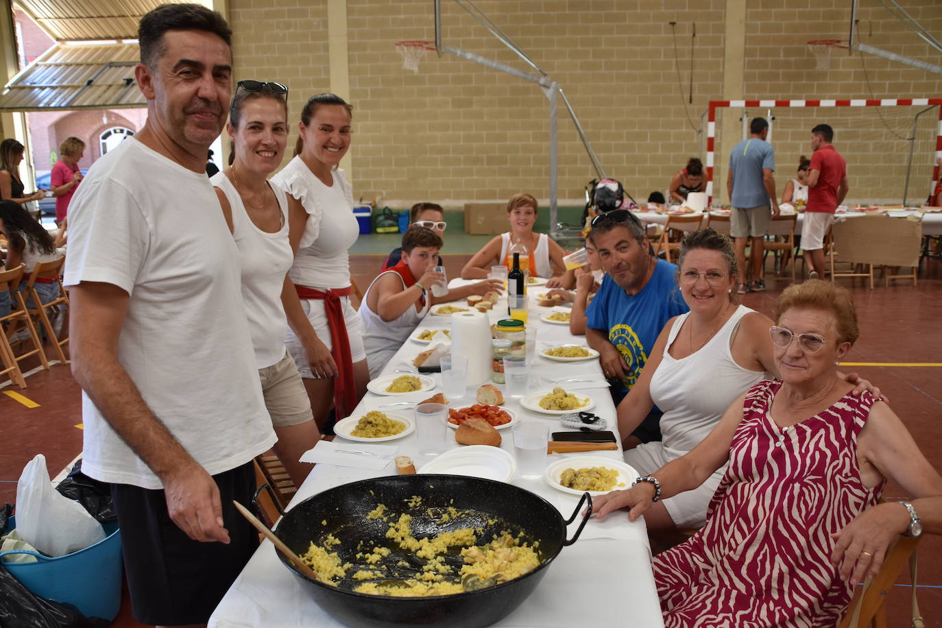 Fotos: Las cuadrillas de Quel se reúnen para comer paella