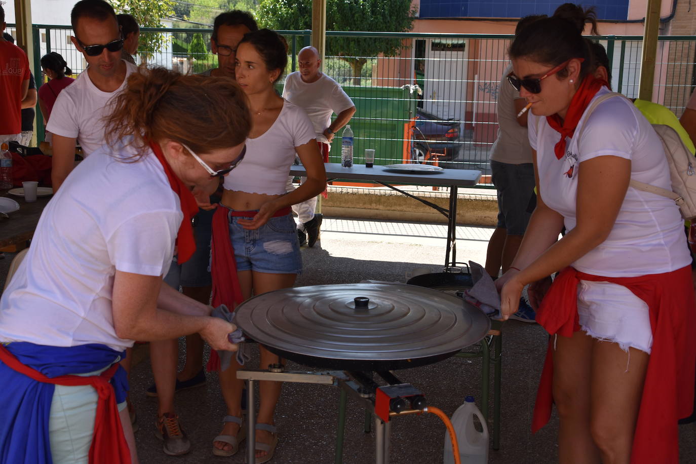 Fotos: Las cuadrillas de Quel se reúnen para comer paella