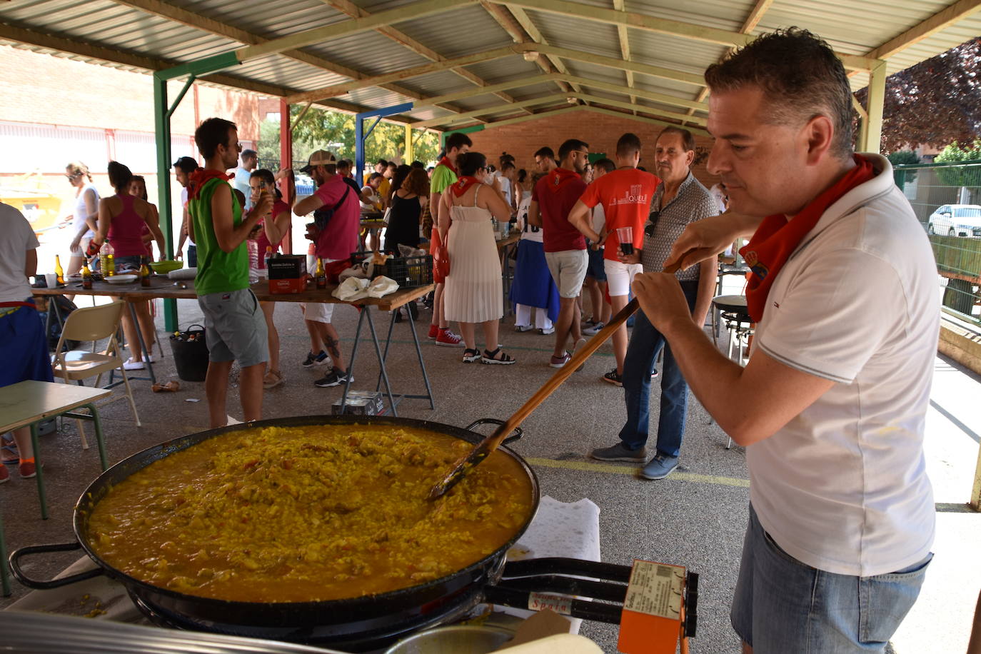 Fotos: Las cuadrillas de Quel se reúnen para comer paella