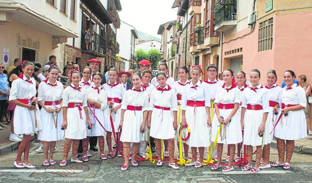 Integrantes del grupo municipal de danzas, poco antes de que diera comienzo la procesión. 