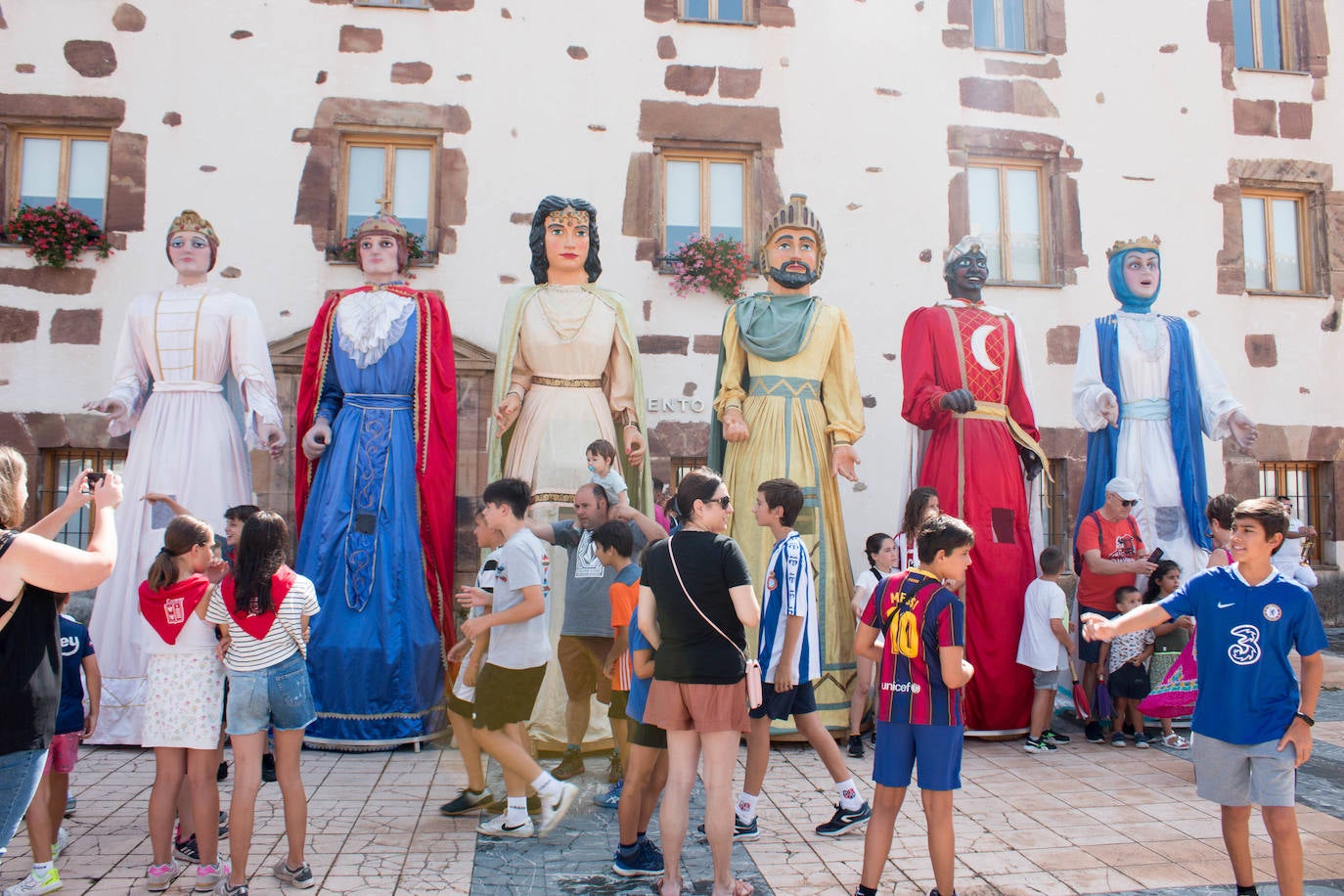 Fotos: Gigantes y cabezudos, protagonistas en Ezcaray