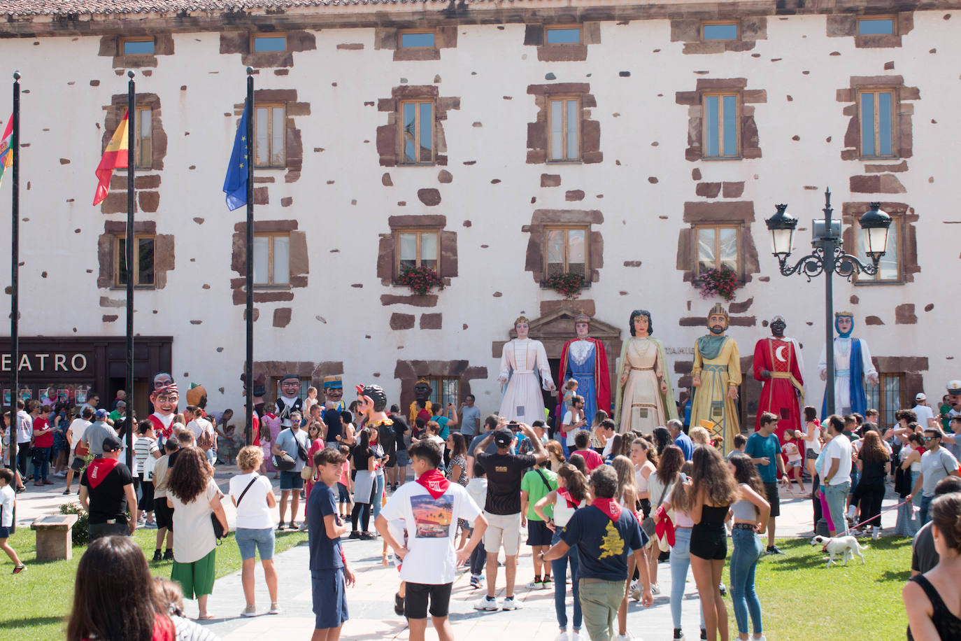 Fotos: Gigantes y cabezudos, protagonistas en Ezcaray