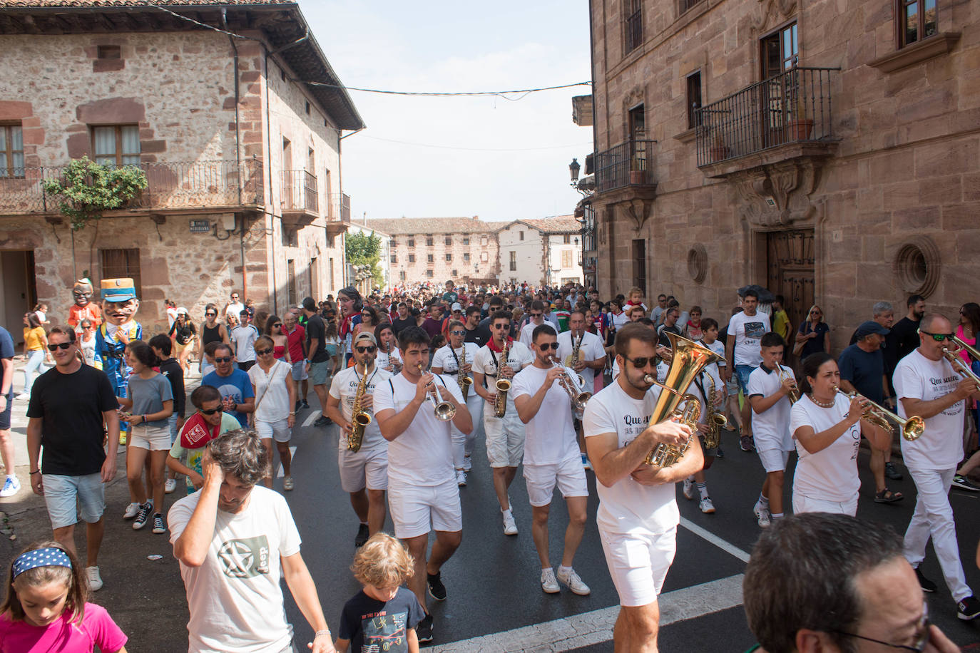 Fotos: Gigantes y cabezudos, protagonistas en Ezcaray