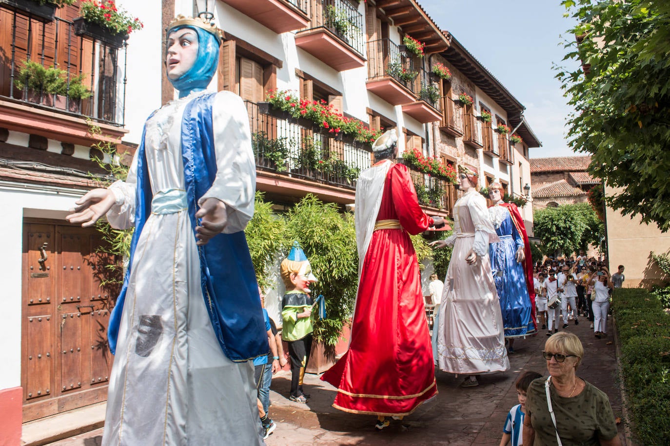 Fotos: Gigantes y cabezudos, protagonistas en Ezcaray