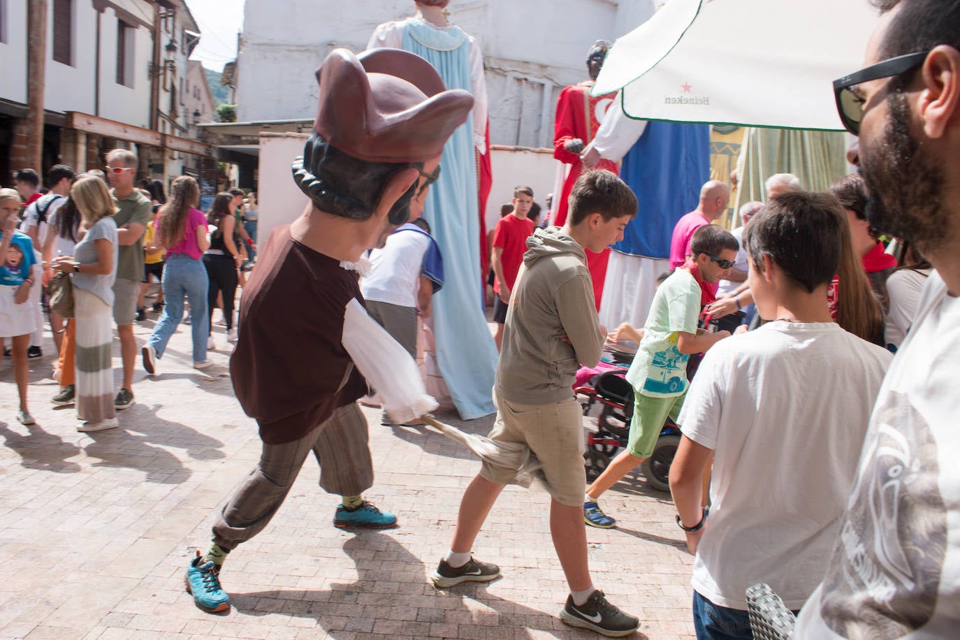 Fotos: Gigantes y cabezudos, protagonistas en Ezcaray