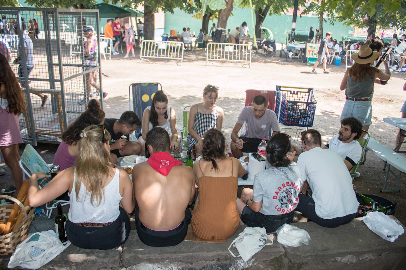 Fotos: Cuarenta cuadrillas en el Concurso de Calderetas de Ezcaray