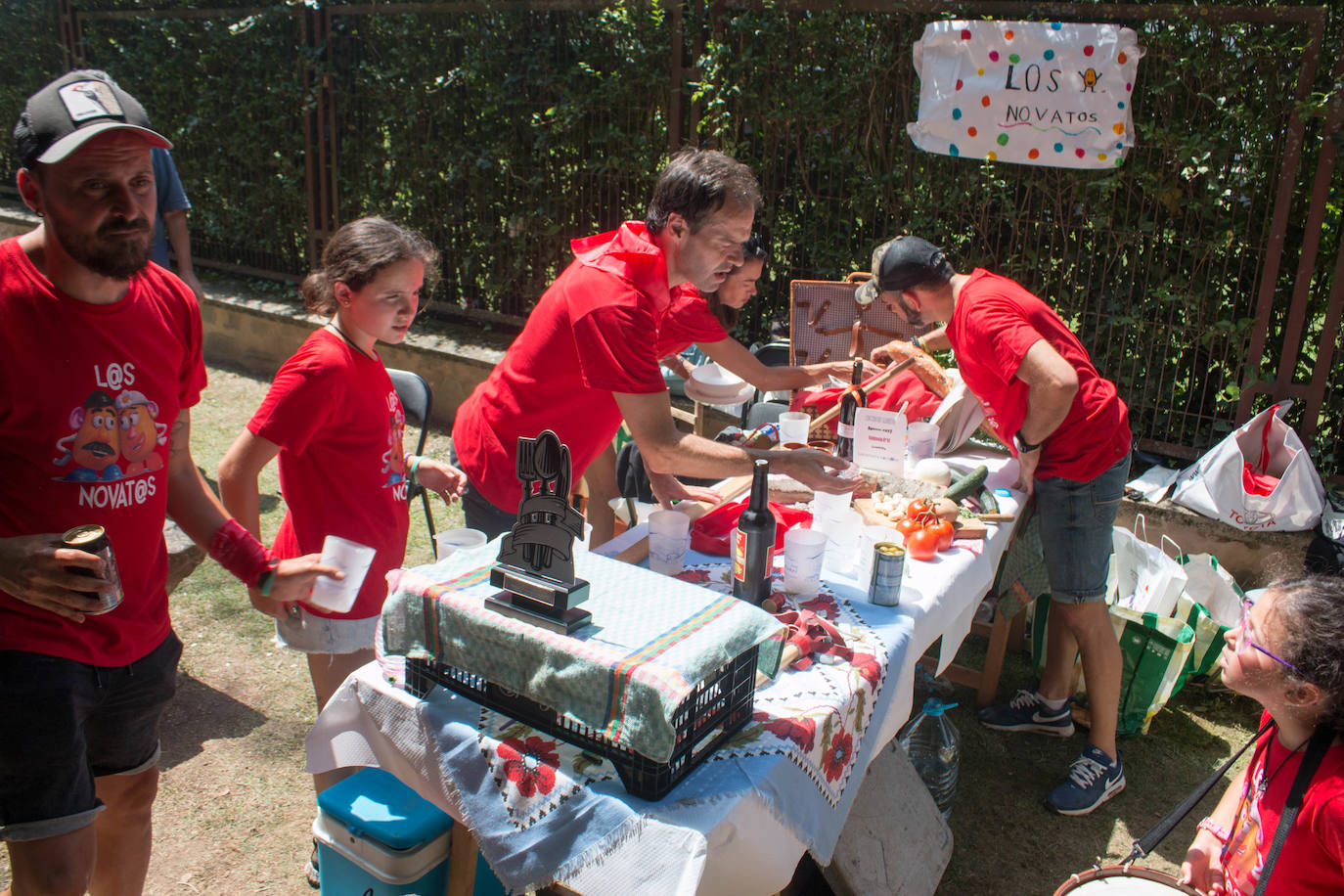 Fotos: Cuarenta cuadrillas en el Concurso de Calderetas de Ezcaray