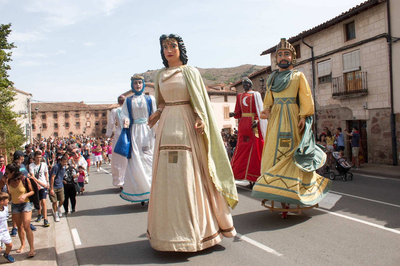 Fotos: Gigantes y cabezudos vuelven a tomar Ezcaray