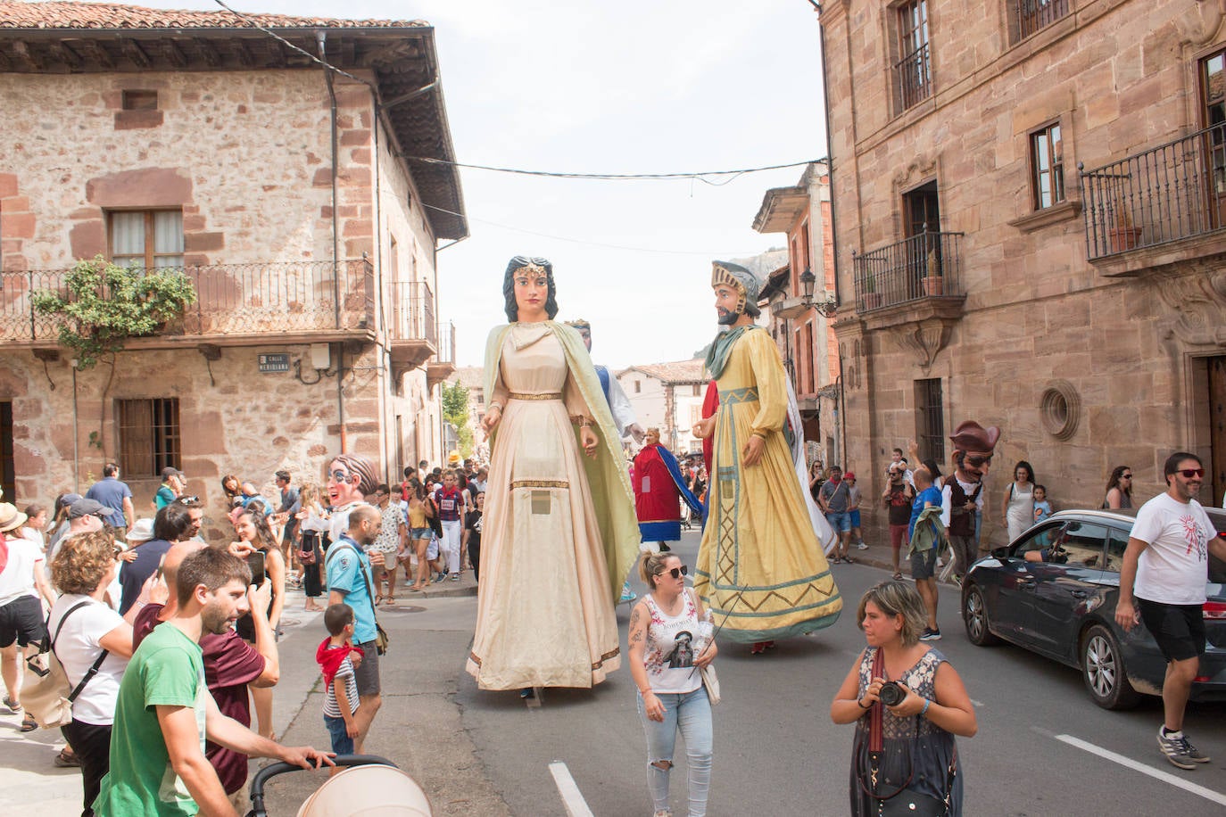 Fotos: Gigantes y cabezudos vuelven a tomar Ezcaray