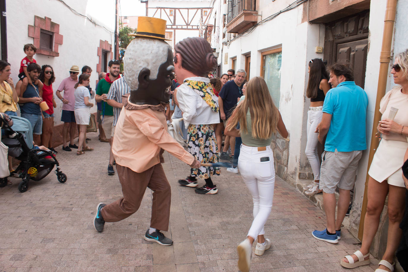 Fotos: Gigantes y cabezudos vuelven a tomar Ezcaray