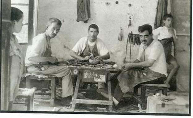 Fotografía de la década de los 30 de hombres fabricándose abarcas cedida por la marca Mibo. 