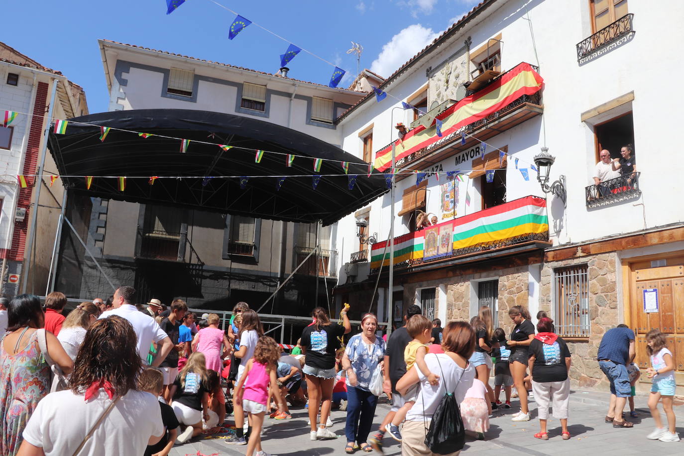 Fotos: Chupinazo de las fiestas de Enciso