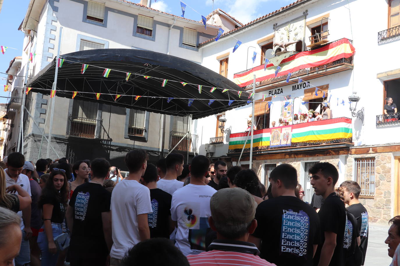 Fotos: Chupinazo de las fiestas de Enciso