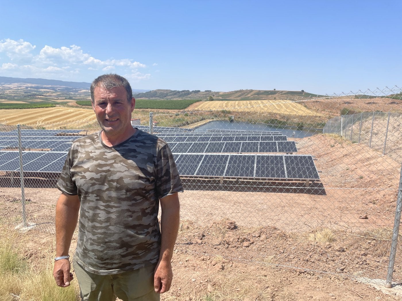 Arnaldo Bargondía de Pablo, conocido como 'Rambo', posa ante las placas solares que alimentan los motores de las bombas de agua de Valpierre. 