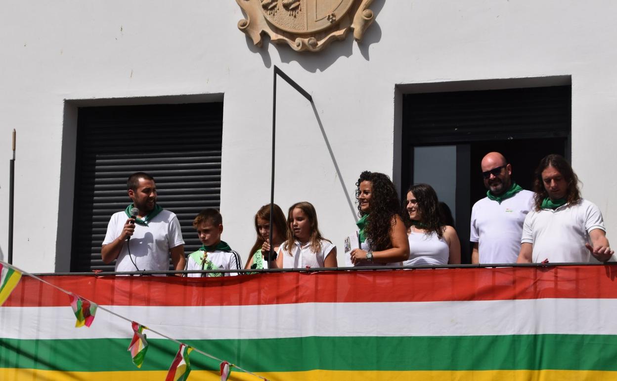 Alcalde y alcaldesa infantil, ganadora del cartel de fiestas y miembros dela corporación en Alcanadre. 