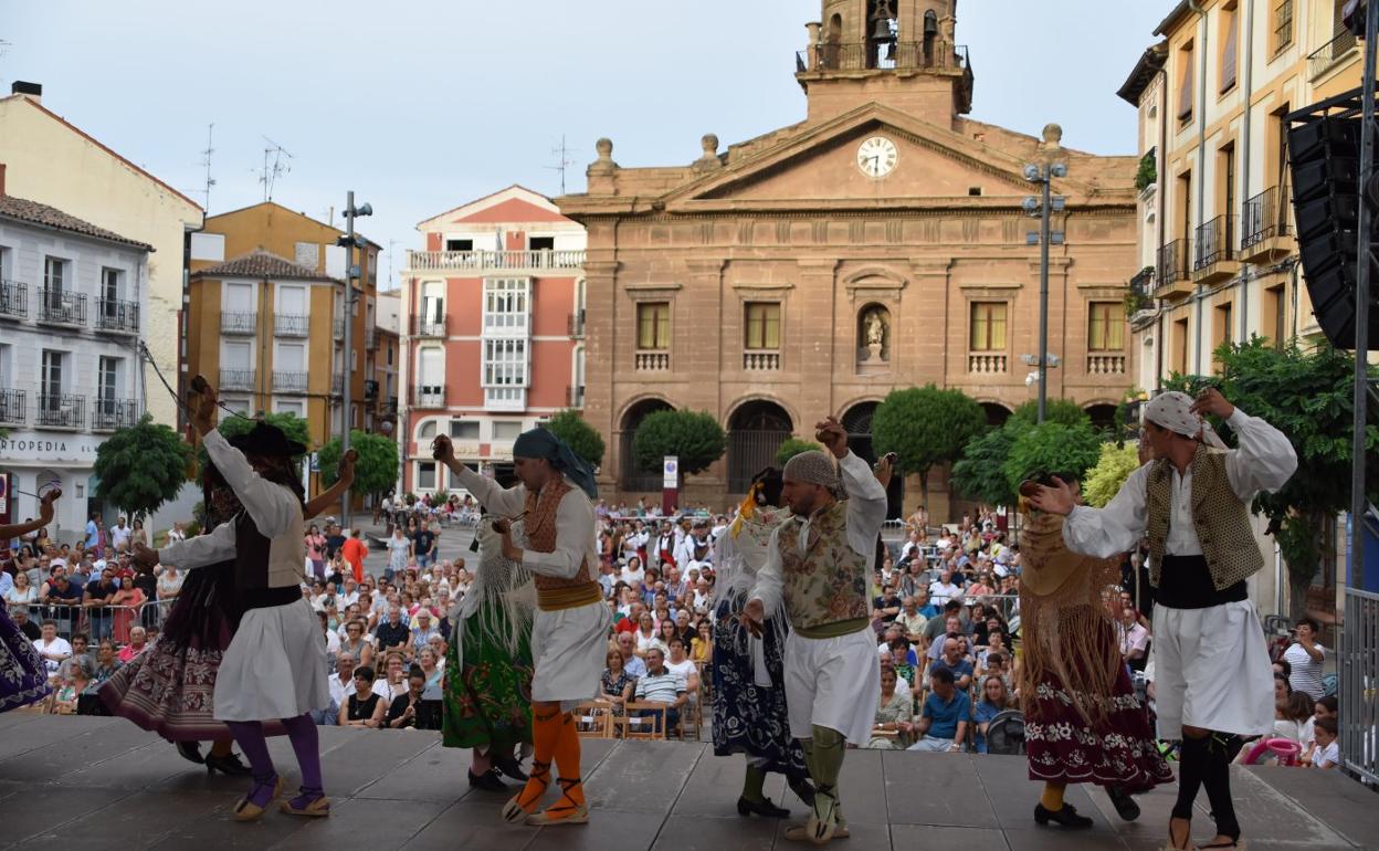 La agrupación de Mula con el público al fondo, en la Plaza del Raso.