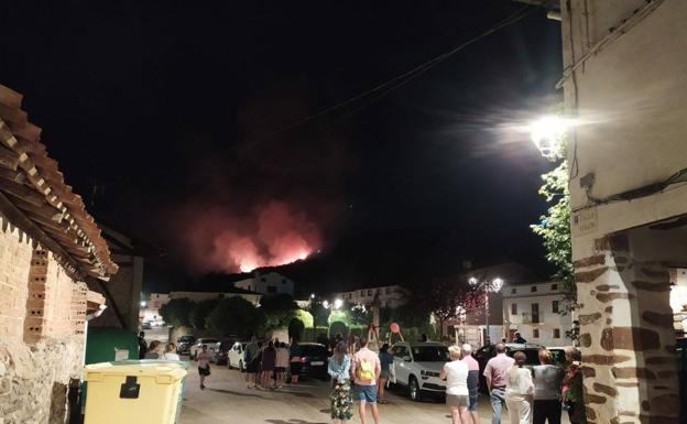 El incendio, visto desde el pueblo. 