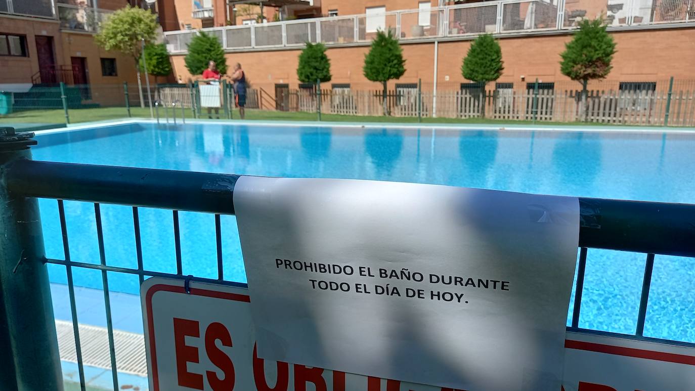 Piscina clausurada este domingo en la urbanización El Jardín de Villamediana, donde apareció muerta una mujer. 