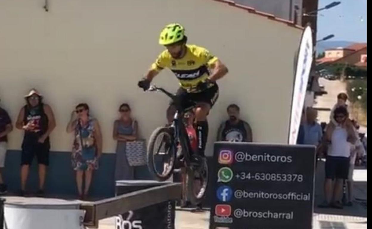 Exhibición de bicicleta, ayer en Alcanadre. 