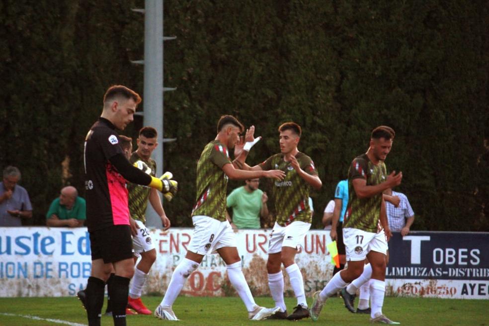 Ribeiro celebra con sus compañeros su gol ante el Izarra en el partido disputado el sábado en el campo Javi Martínez. 