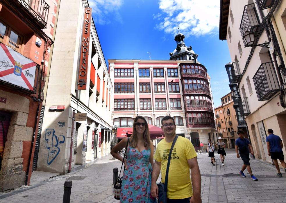 Alejandro Martínez y Ana Balboa, junto al cine Moderno en la plaza Francisco Martínez Z aporta. 