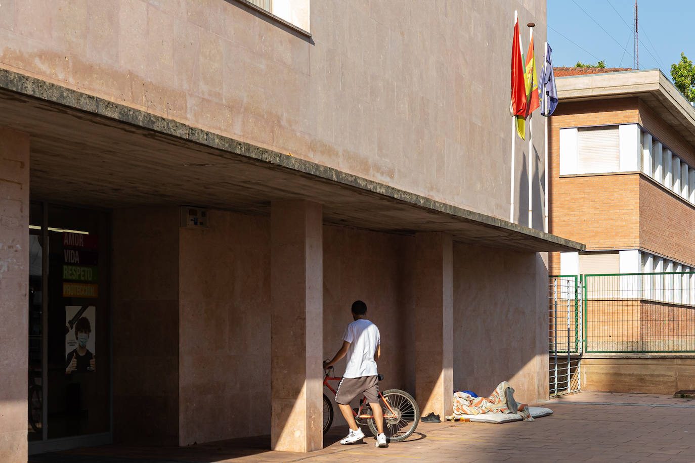 Fotos: Inquietud social y humanitaria por el estado de la Alhóndiga