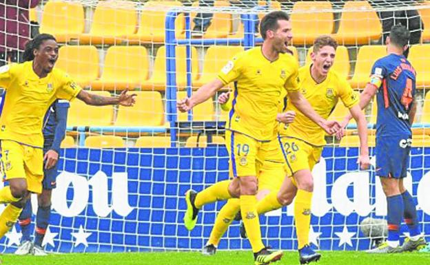 David Fernández festeja un tanto con la camiseta del Alcorcón.. 