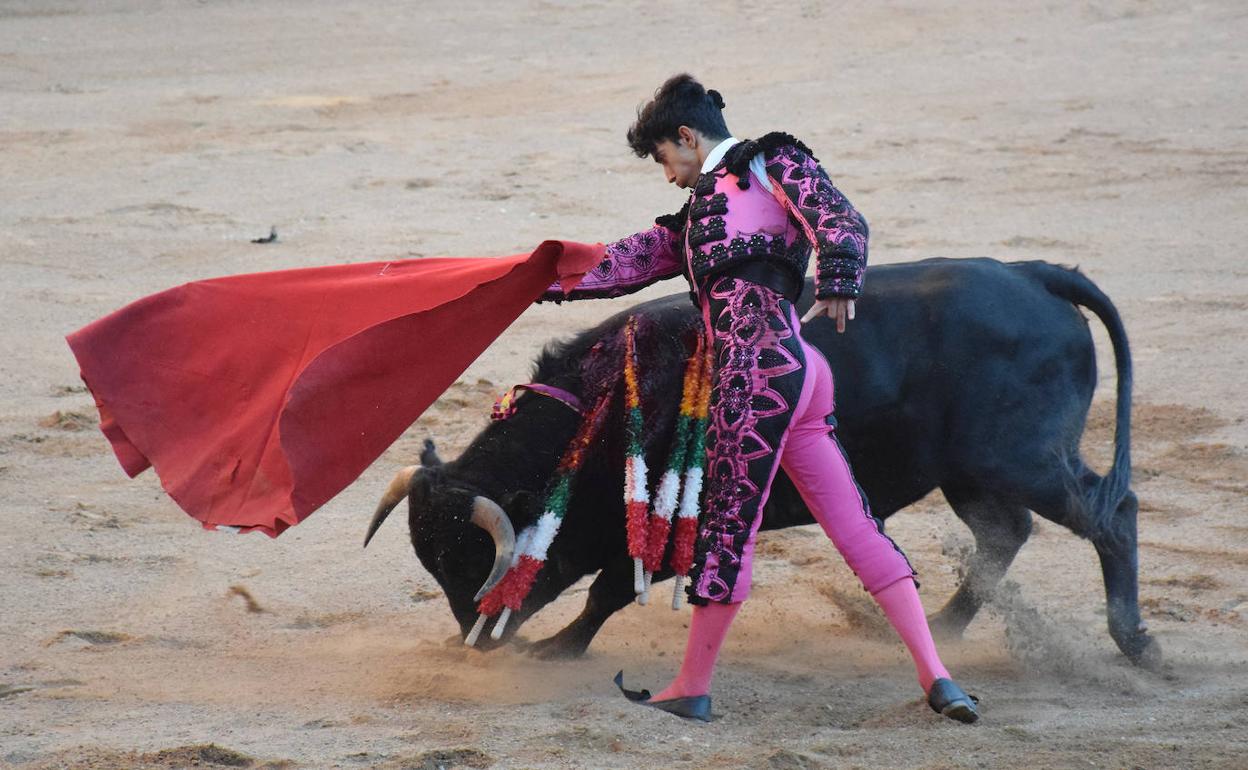Pedro de la Hermosa culmina con el pase de pecho. 