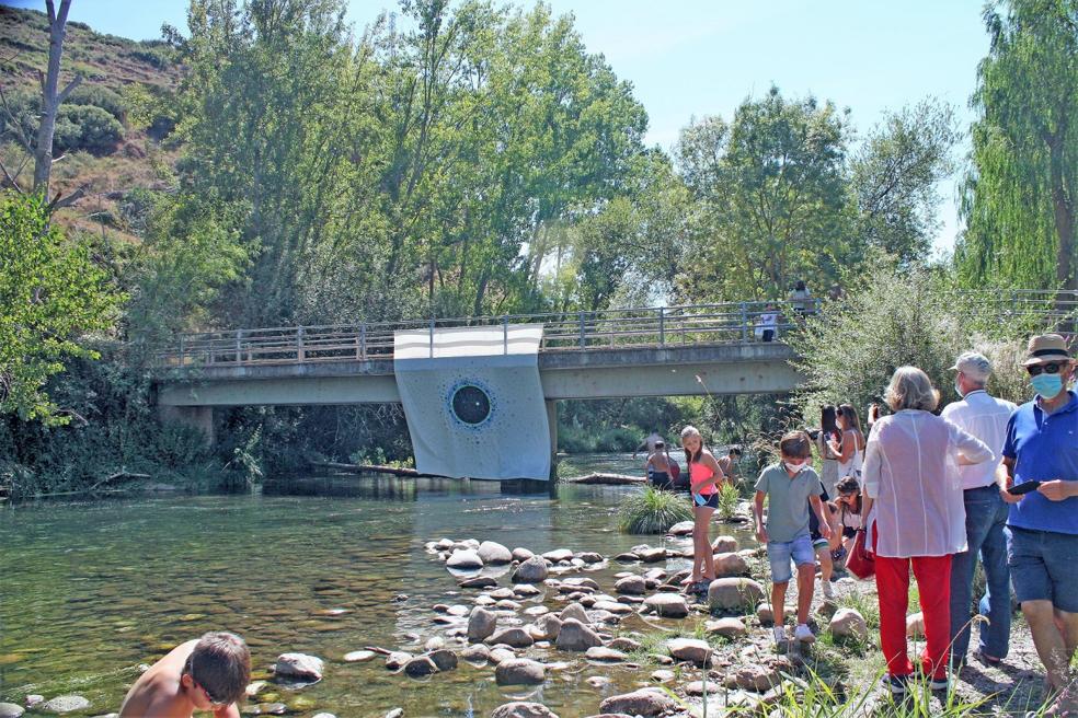 Intervención artística de Xavi Muñoz en el puente sobre el río Najerilla, en la anterior edición de 'Bañarte'. 