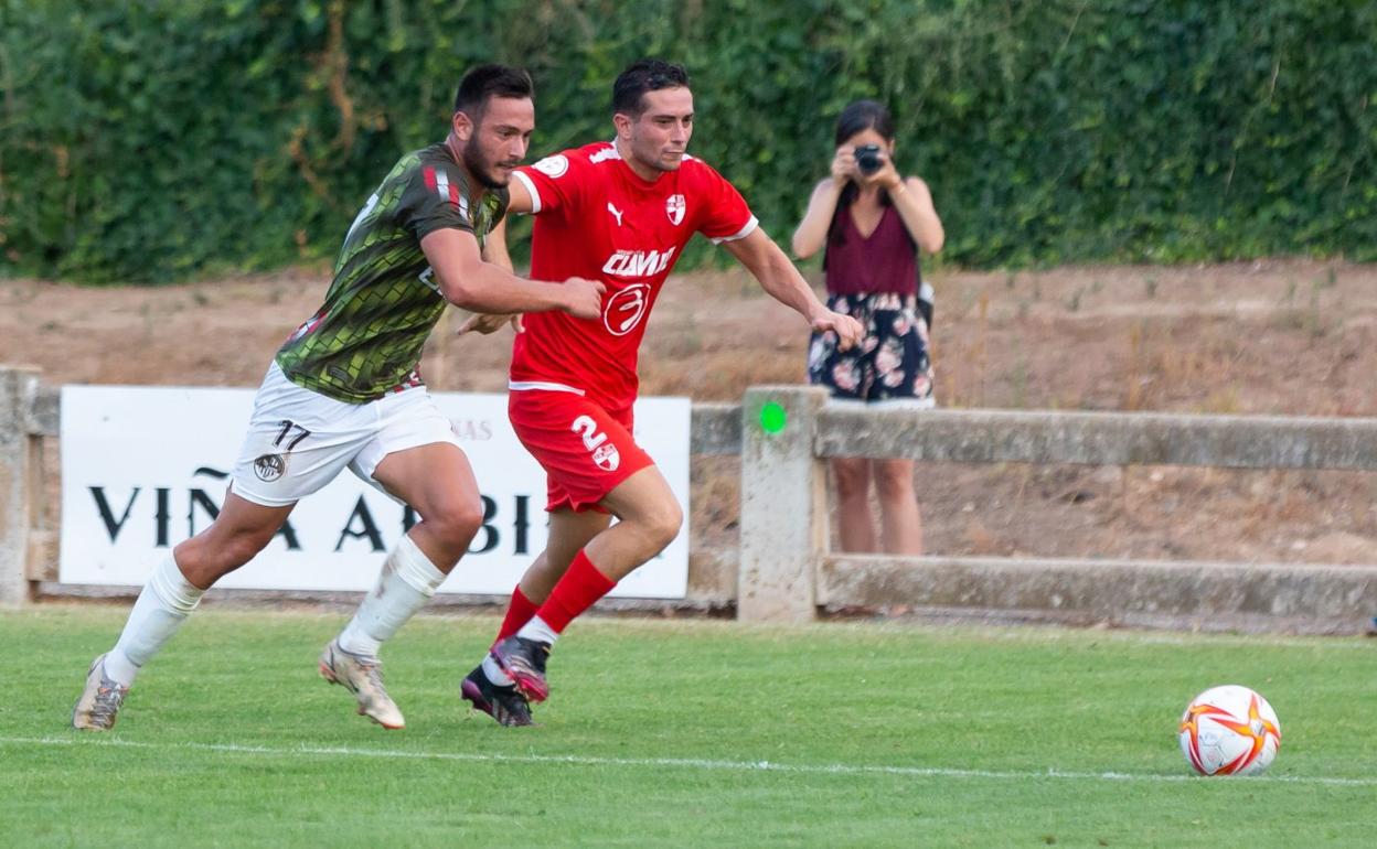 Castri en la carrera junto a uno de los jugadores del Ebro en el partido disputado en Las Viñas. 