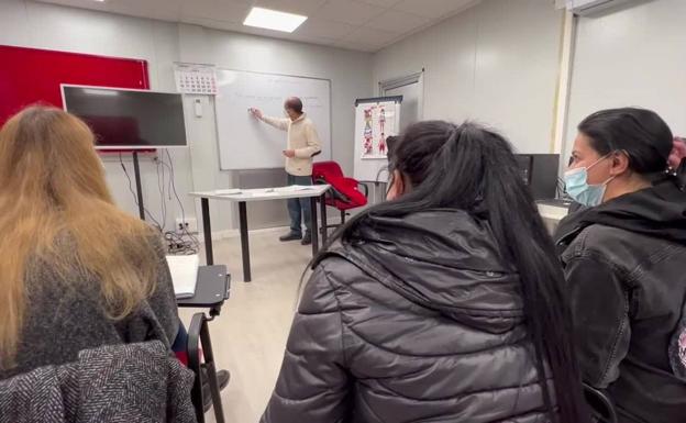 Uno de los voluntarios, en plena clase.