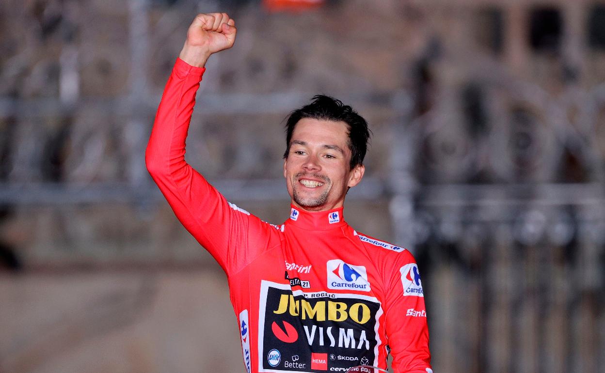 Primoz Roglic celebra su triunfo en la Vuelta 2021.