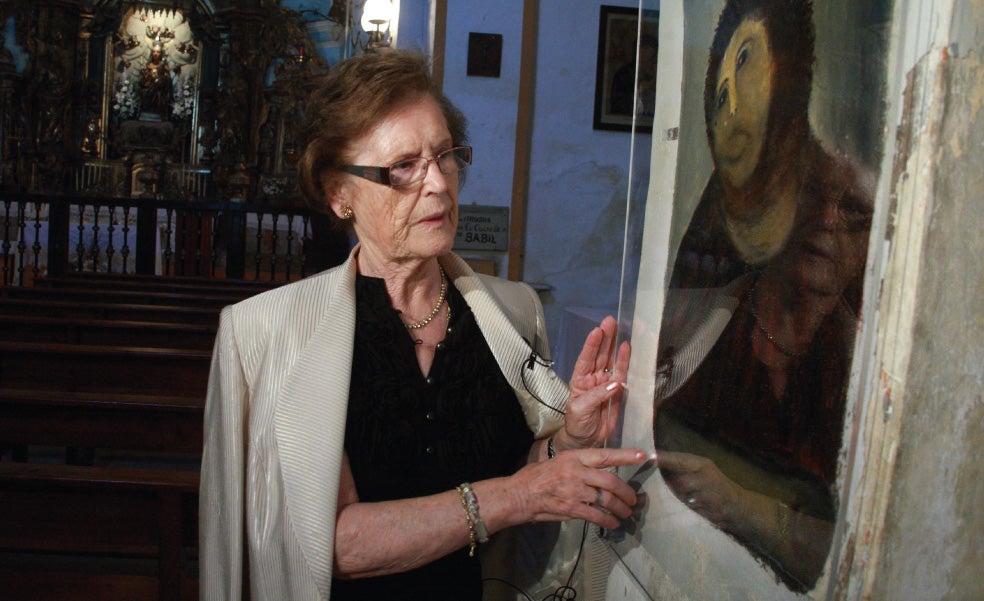 Cecilia Giménez, en 2013, junto a su obra en el Santuario de Misericordia.