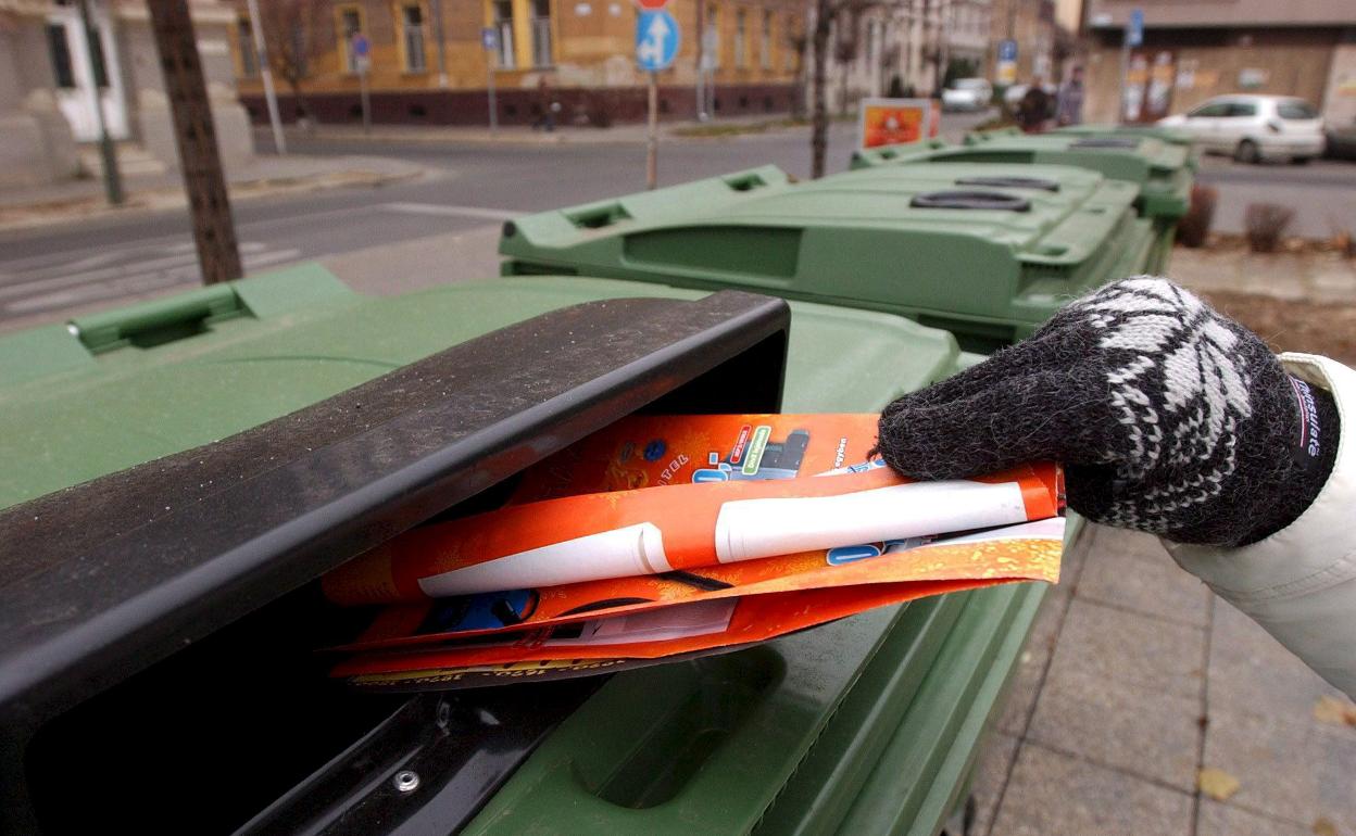 Reciclaje en contenedor.