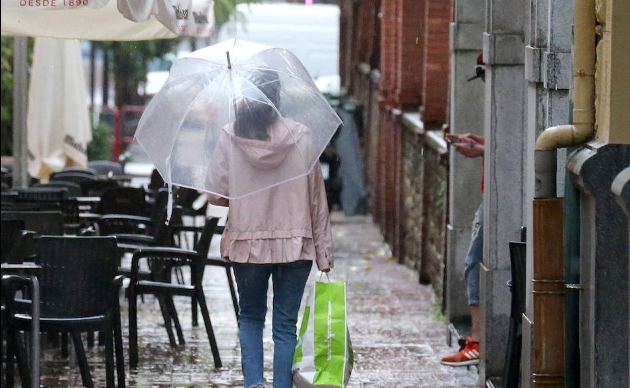 Imagen de archivo de un día de lluvia en Logroño. 