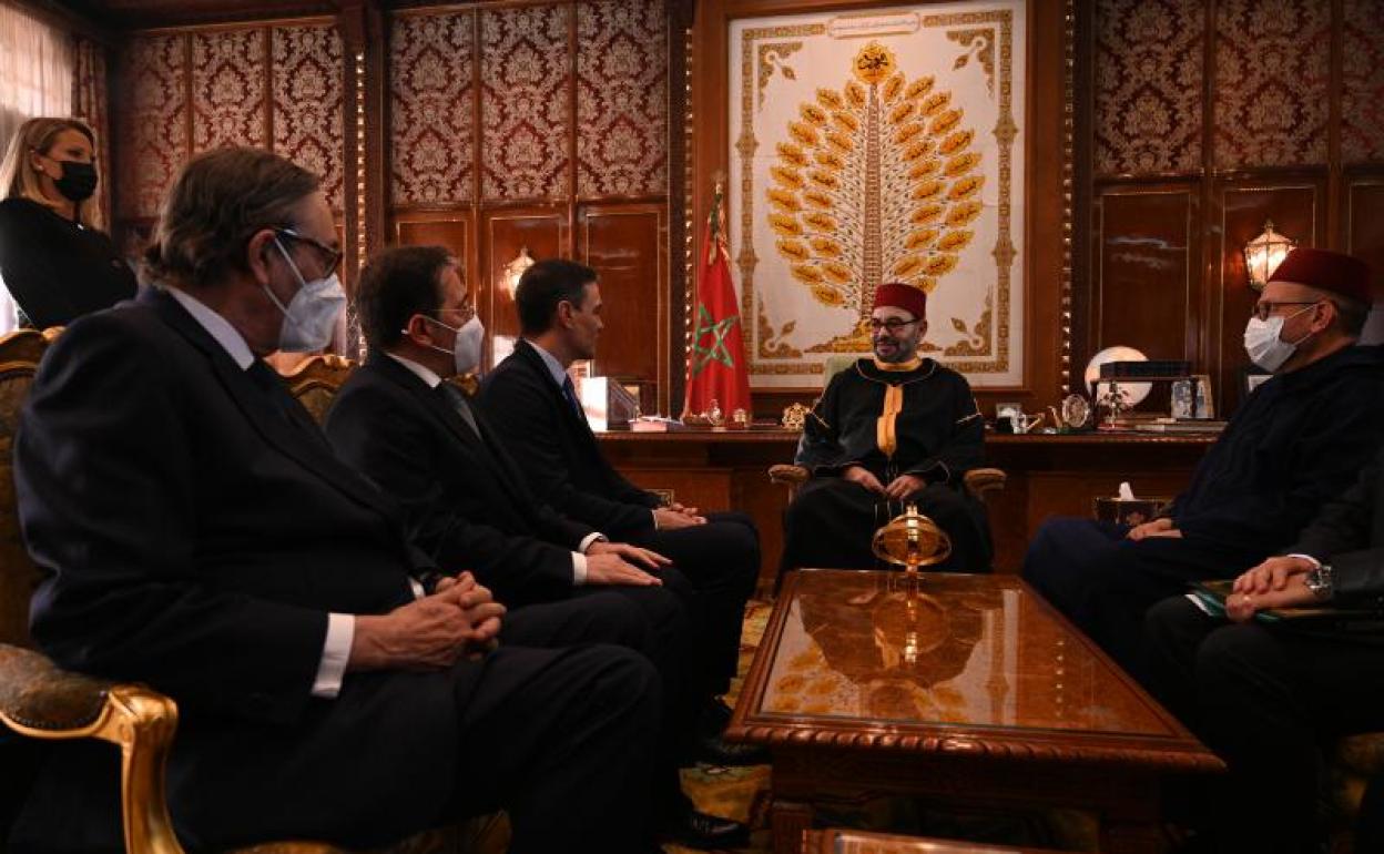 Mohamed VI junto a Pedro Sánchez. 