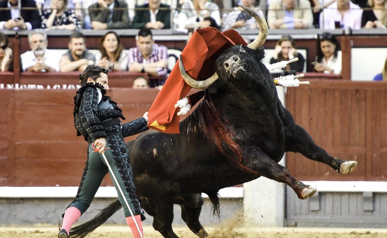 Pase de pecho de Diego Urdiales en la pasada feria de San Isidro de Madrid. 