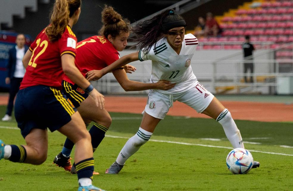 La jugadora riojana Ana Tejada frena el acercamiento de una de las jugadoras de México en cuartos. 