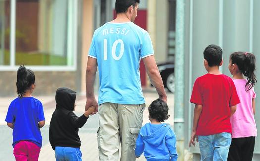 Jan, dando un paseo junto a sus cinco hijos. 