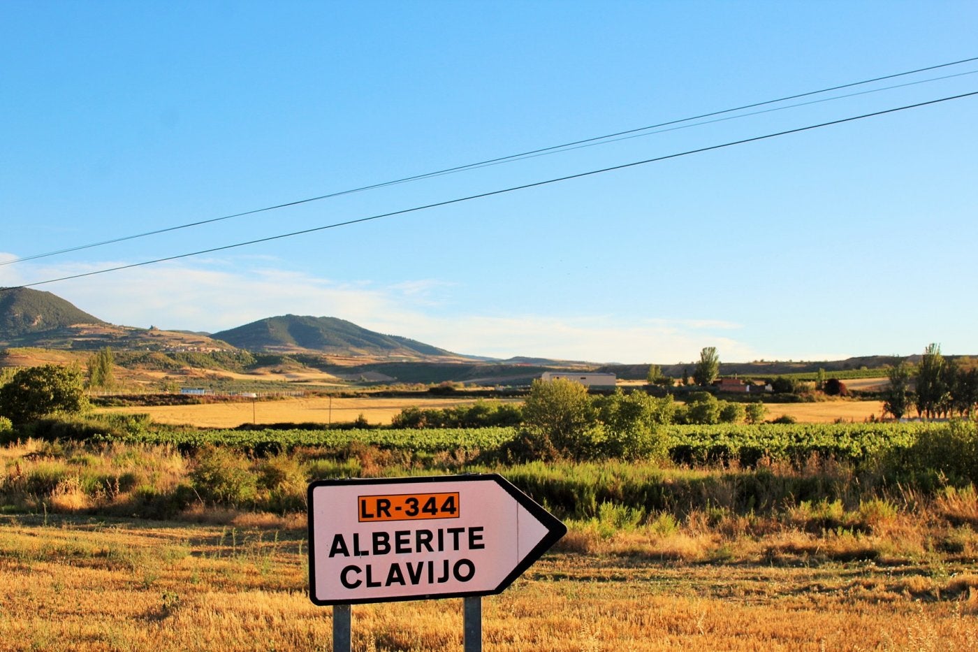 Al fondo, el paraje sobre el que se ha proyectado el parque solar Cañueca en Alberite, desde la LR-250. 