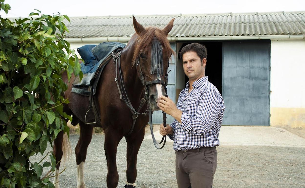 El rejoneador Sergio Domínguez junto a uno de sus caballos en su finca de Calahorra. 