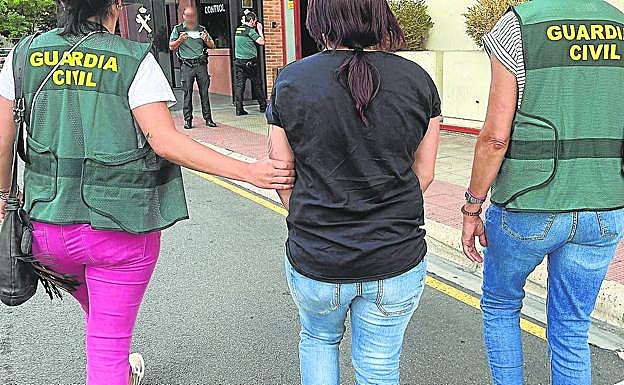 La detenida por encubrimiento, en el cuartel de la Guardia Civil de Logroño.